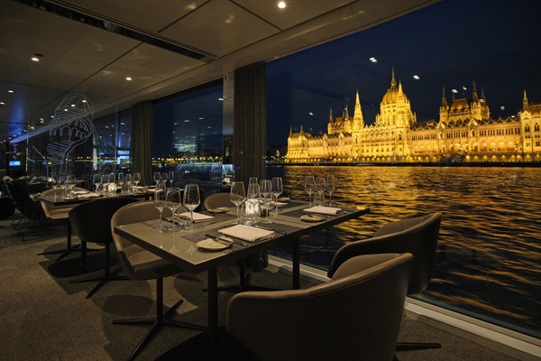 Scenic Amber, Portobellos Lounge ©Scenic, Mislav Mesek 3.jpg